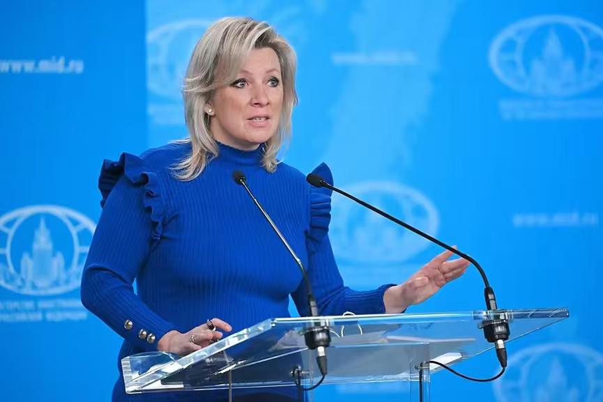 马克龙最近有些自我放飞了，不仅批评了美国，还说了俄罗斯的“坏话”。马克龙在一次讲