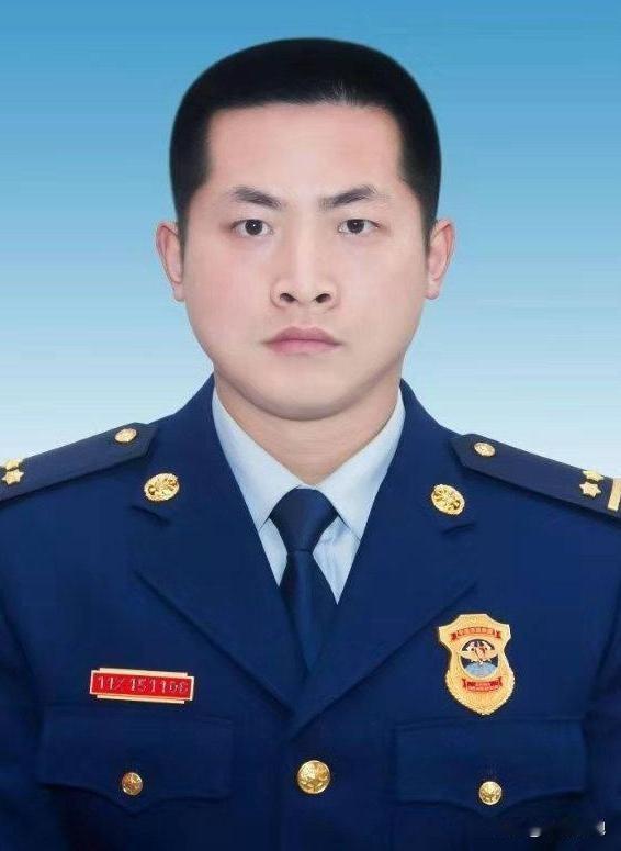 29岁消防英雄吕挺：两次冲入洪水救人，生命定格激流之中
 
吕挺，浙江东阳人，1