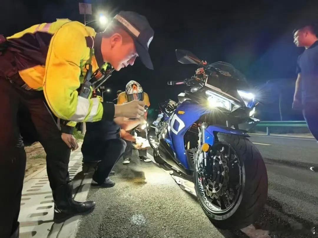 不是“酷”，是违法 兰州公安整治飙车炸街 摩托车非法改装、深夜炸街，看似拉风实则