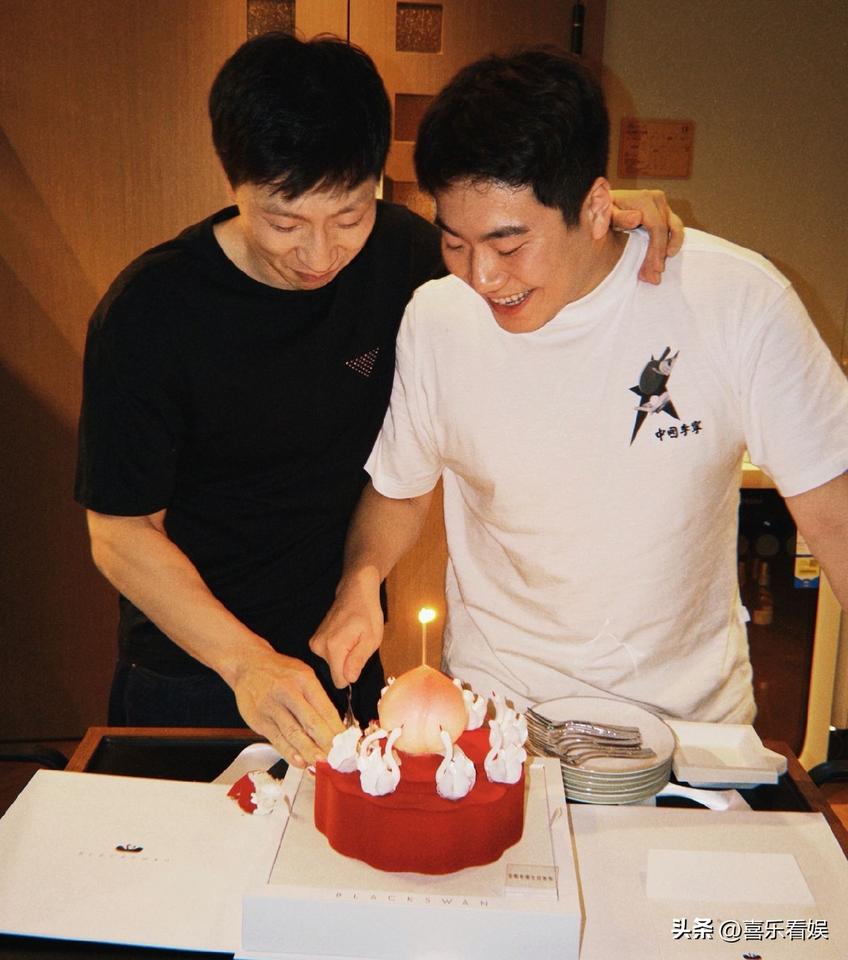 梁靖崑，开心发文！
 
10月20号，梁靖崑在社交平台开心发文，还连晒三张满是灿