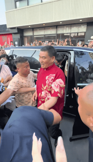 大衣哥朱之文
现在出行也是需要保安滴人了吗[作揖]
关注度较之前真的是高了很多啊
