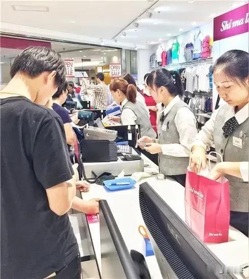 老胡从小就内向，今天到超市买东西，怕打扰收银员，悄悄的就出去了！