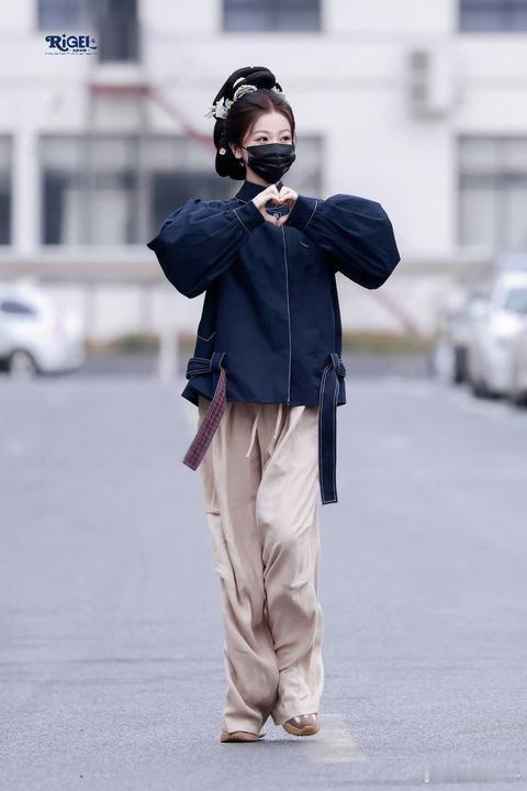 虞书欣拿小卡和粉丝换手机壳真心换真心的双向奔赴太戳人！虞书欣把对粉丝的喜欢落到实