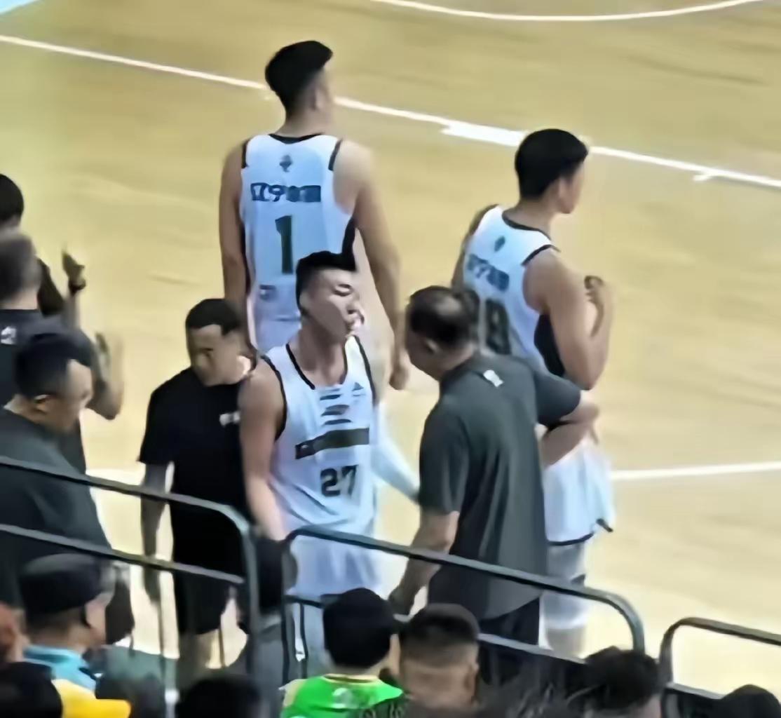 “大牙”“支棱”起来了？
         俞泽辰现在脾气真大呀，一个热身赛无论