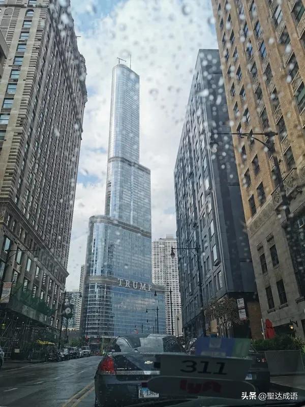 嘴上总吹嘘政绩、自称赢家，民调却持续走低。对内民生难题难解，对外中东局势棘手，盟