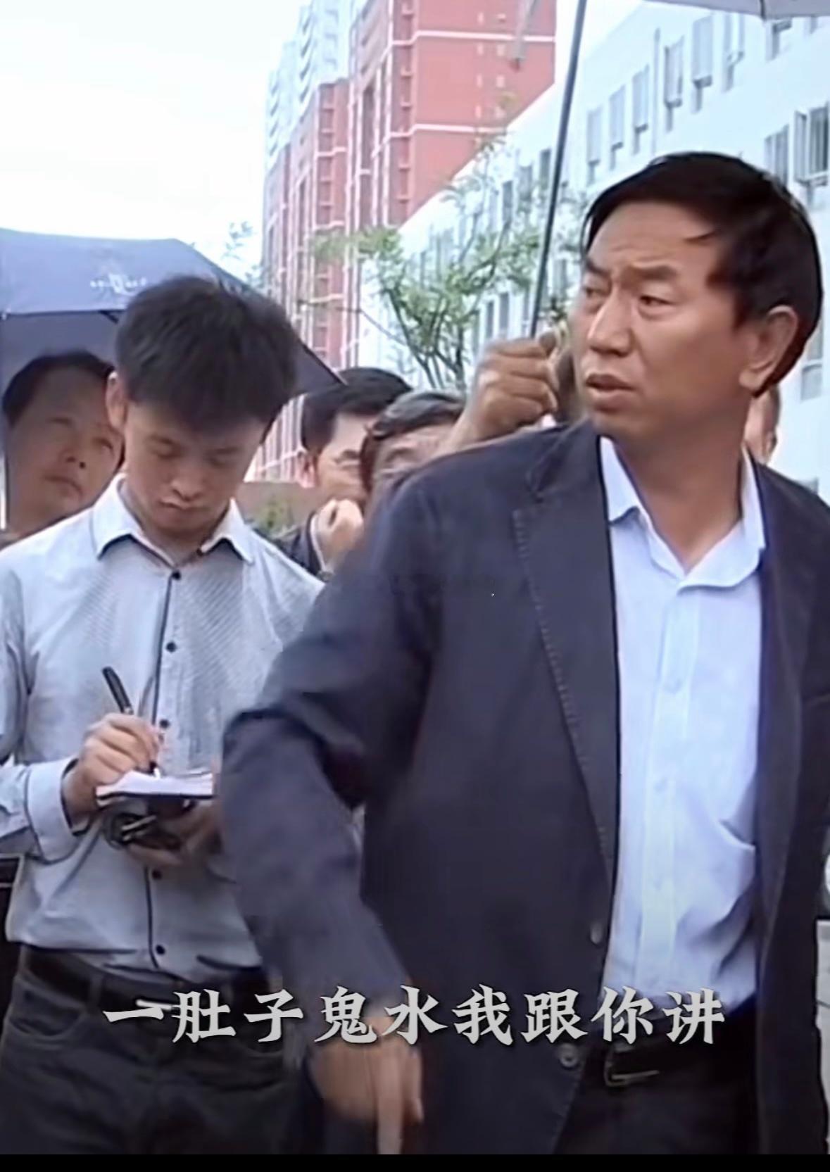 你看那几个小垃圾。表面上老实一肚子坏水。 