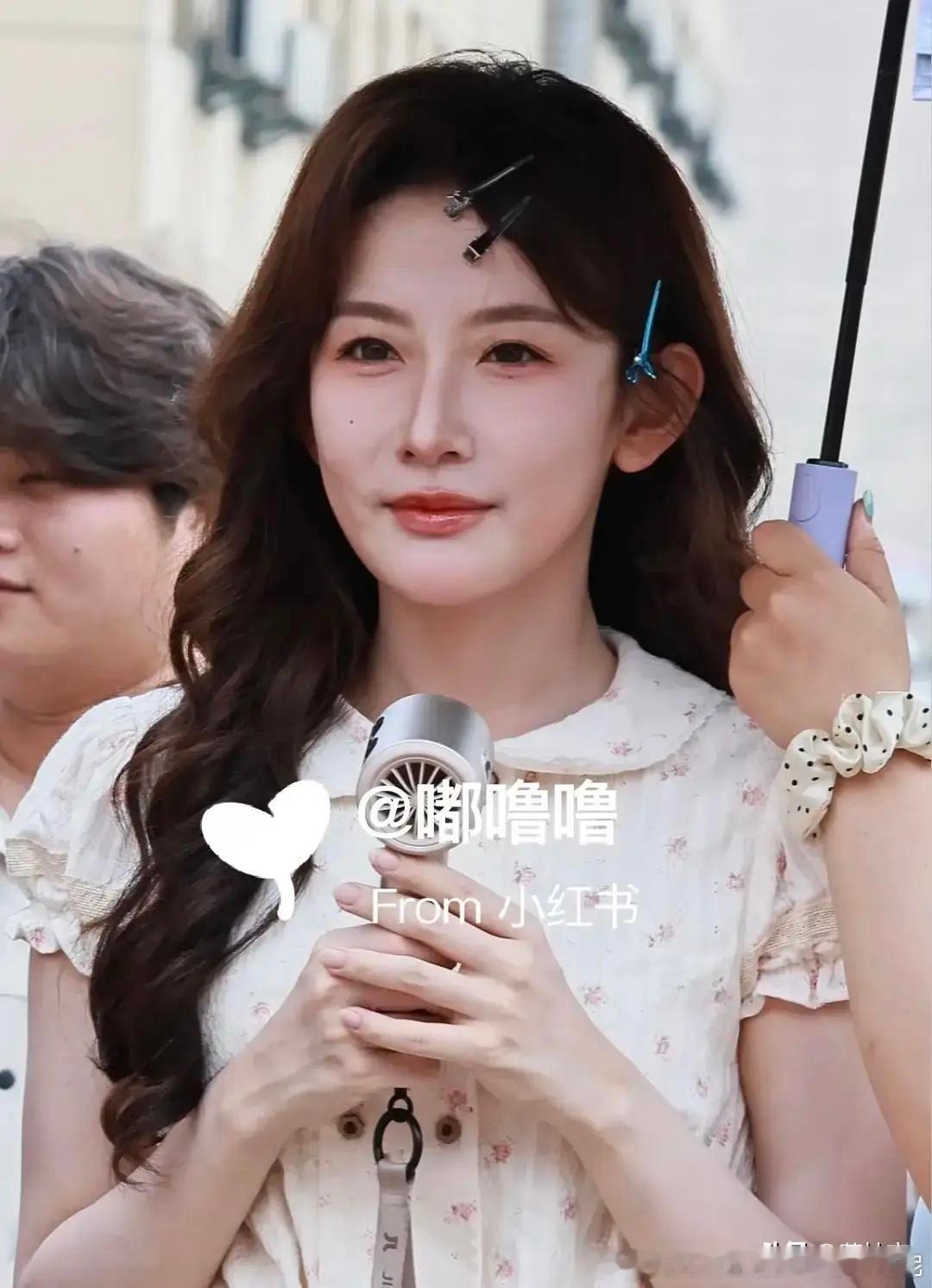 韩雨彤线下生图，这颜值有点危险了，不知道年纪上来了还是进组累的，脸看起来是歪的，