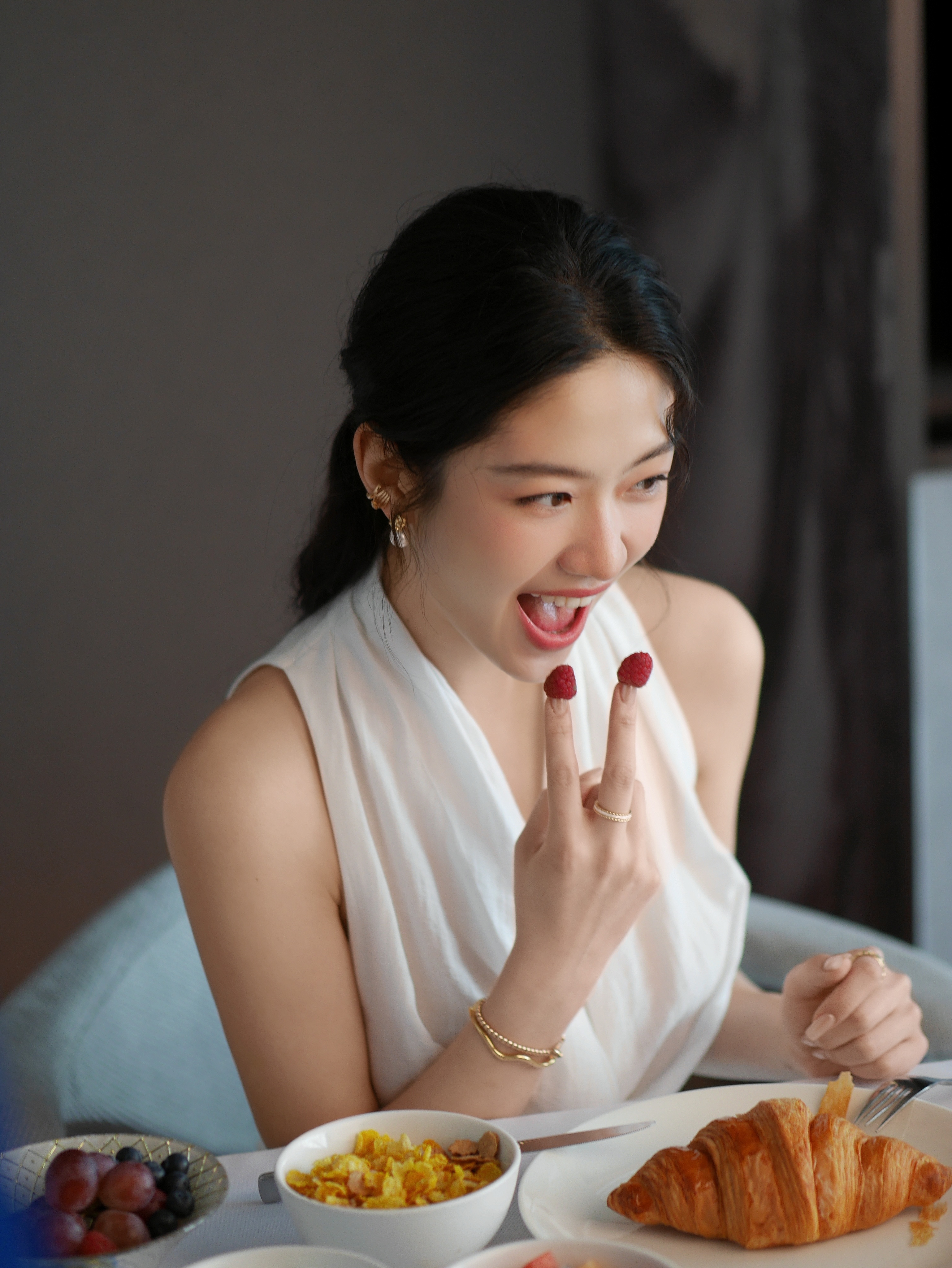 向涵之 . 纯白挂脖衬出流畅肩颈，温婉气质浑然天成 
