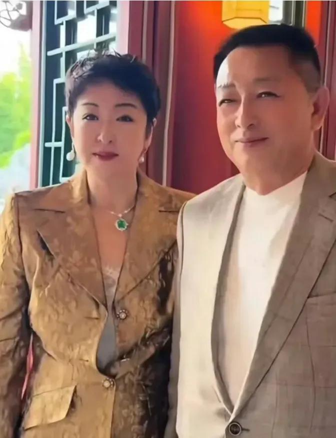 张兰现在和赵行长的关系真有意思

张兰的前夫汪则翰和张兰已经离婚40多年了，可是