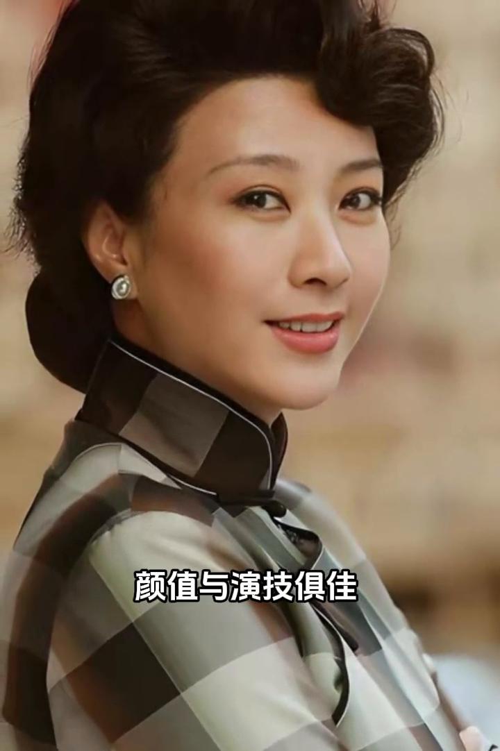 六十岁的王静腰背挺直，风采依旧熠熠生辉。她塑造了袅娜的古典美人，也刻画了硬骨的现