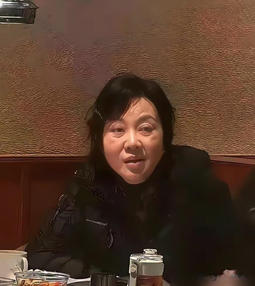 在沈阳一家火锅店，有个女人素面朝天，正大口啃着肉。镜头凑近了拍，那张脸上的褶子、