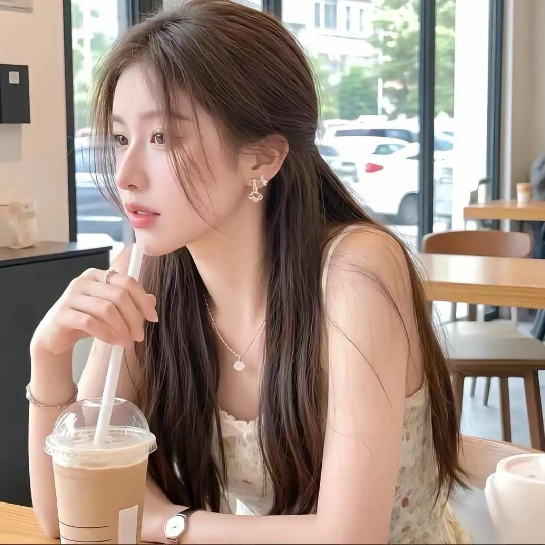 咖啡馆里温柔的一瞬，少女与奶茶的邂逅温柔咖啡店美女 美女咖啡馆 咖啡馆女神 甜系