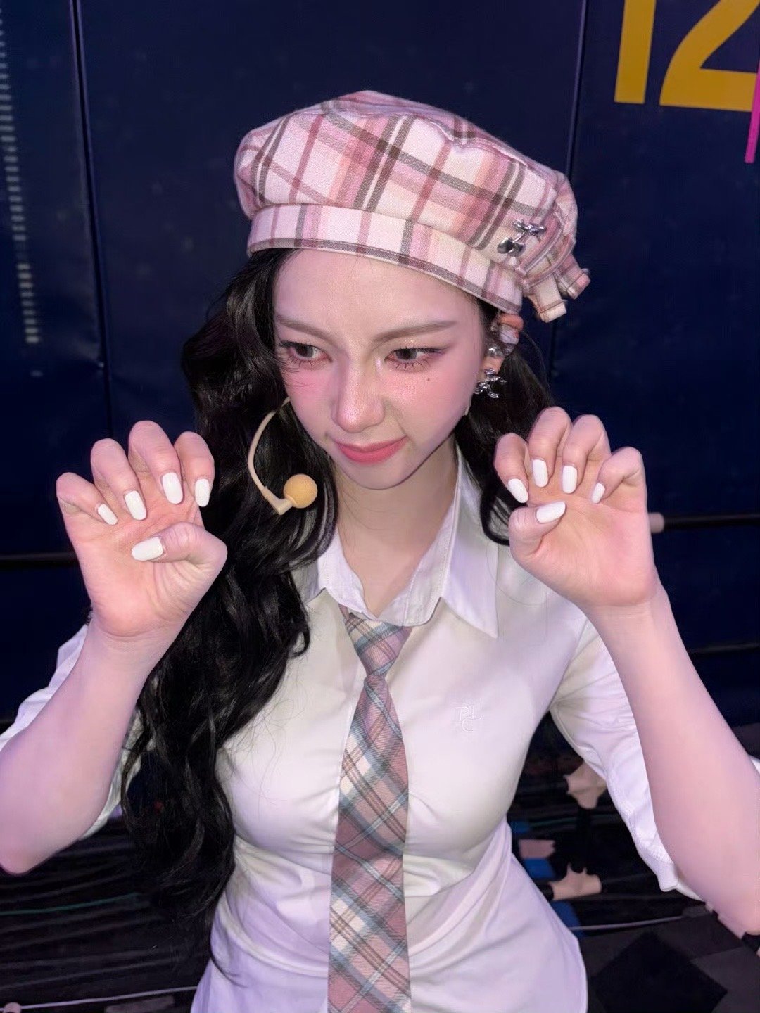 柳智敏粉色贝雷帽 完全美的很突出 