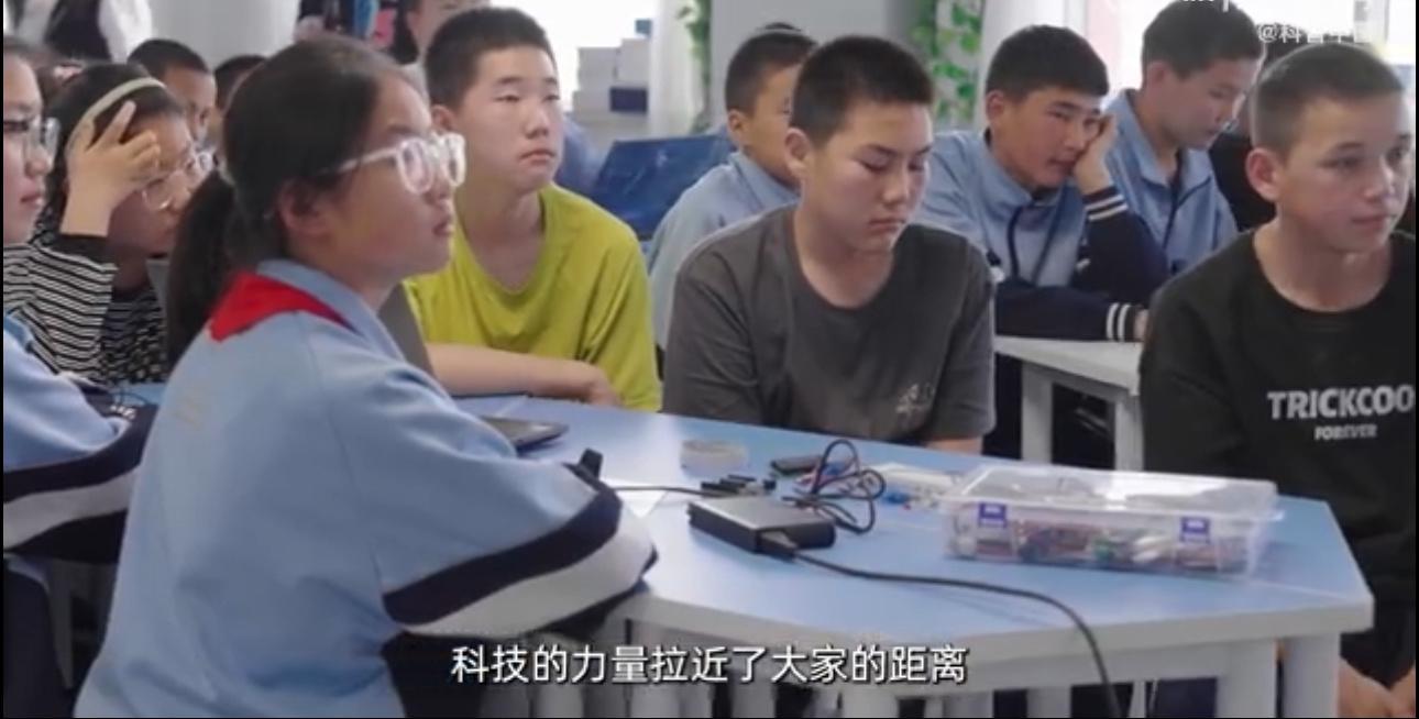 在云南澜沧、新疆乌鲁木齐的课堂里，孩子们通过AI云教室触摸前沿科技！边疆孩子的A