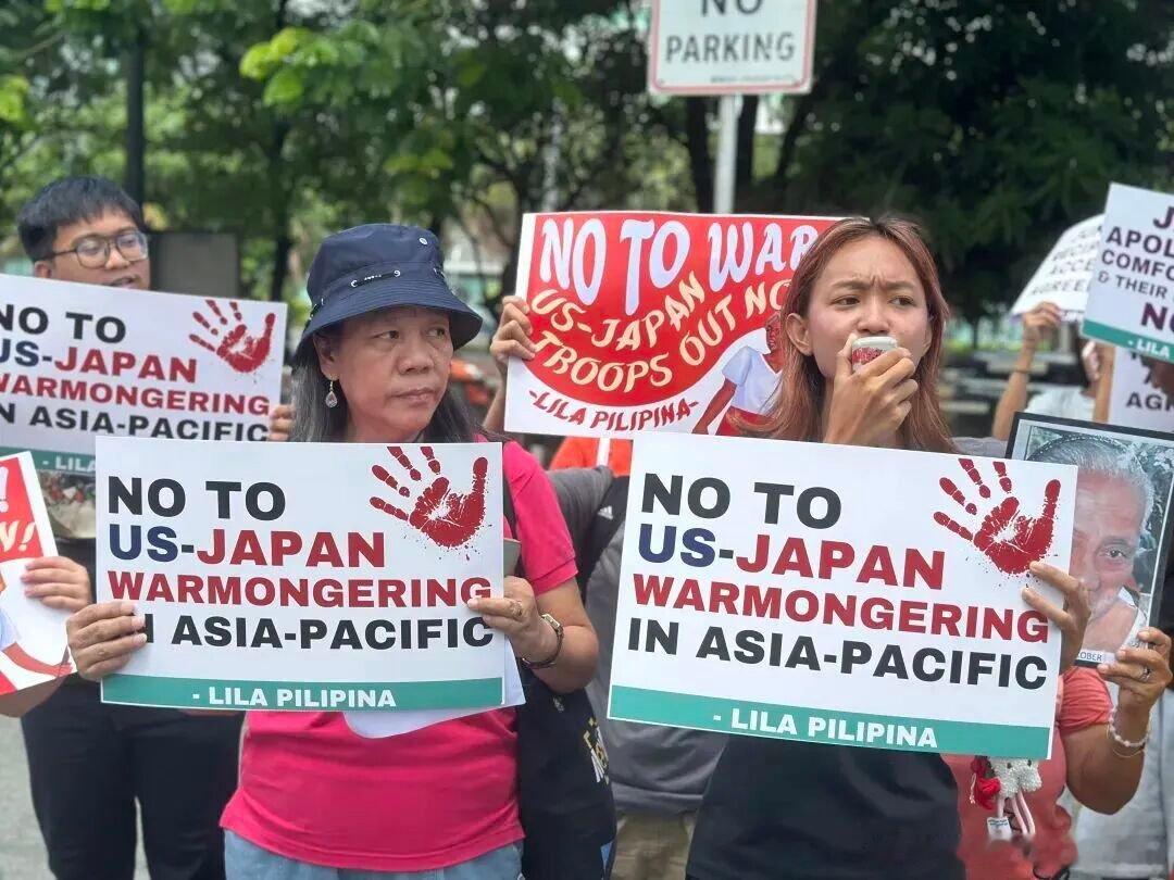 国际国内时事新闻 26日，部分菲律宾民众在日本驻菲律宾大使馆外举行抗议集会。民众