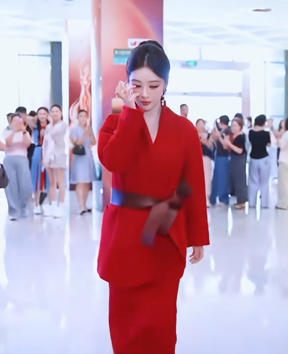 杨紫红裙高马尾造型金鹰奖红毯，杨紫这身红裙加高马尾太亮眼了！一袭红裙明艳大气，高