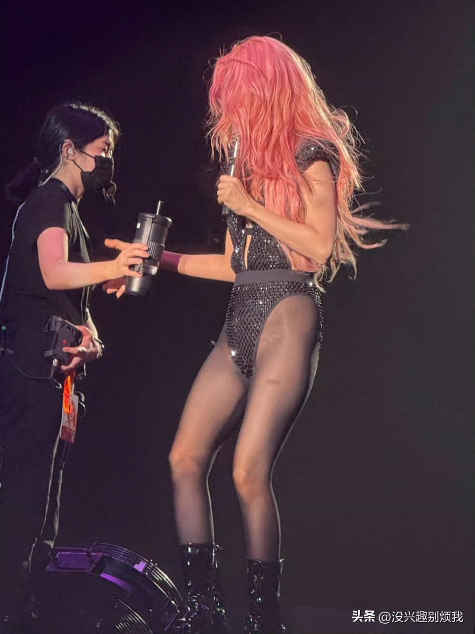 薛凯琪真的不适合穿这种衣服，太难看了[笑哭]