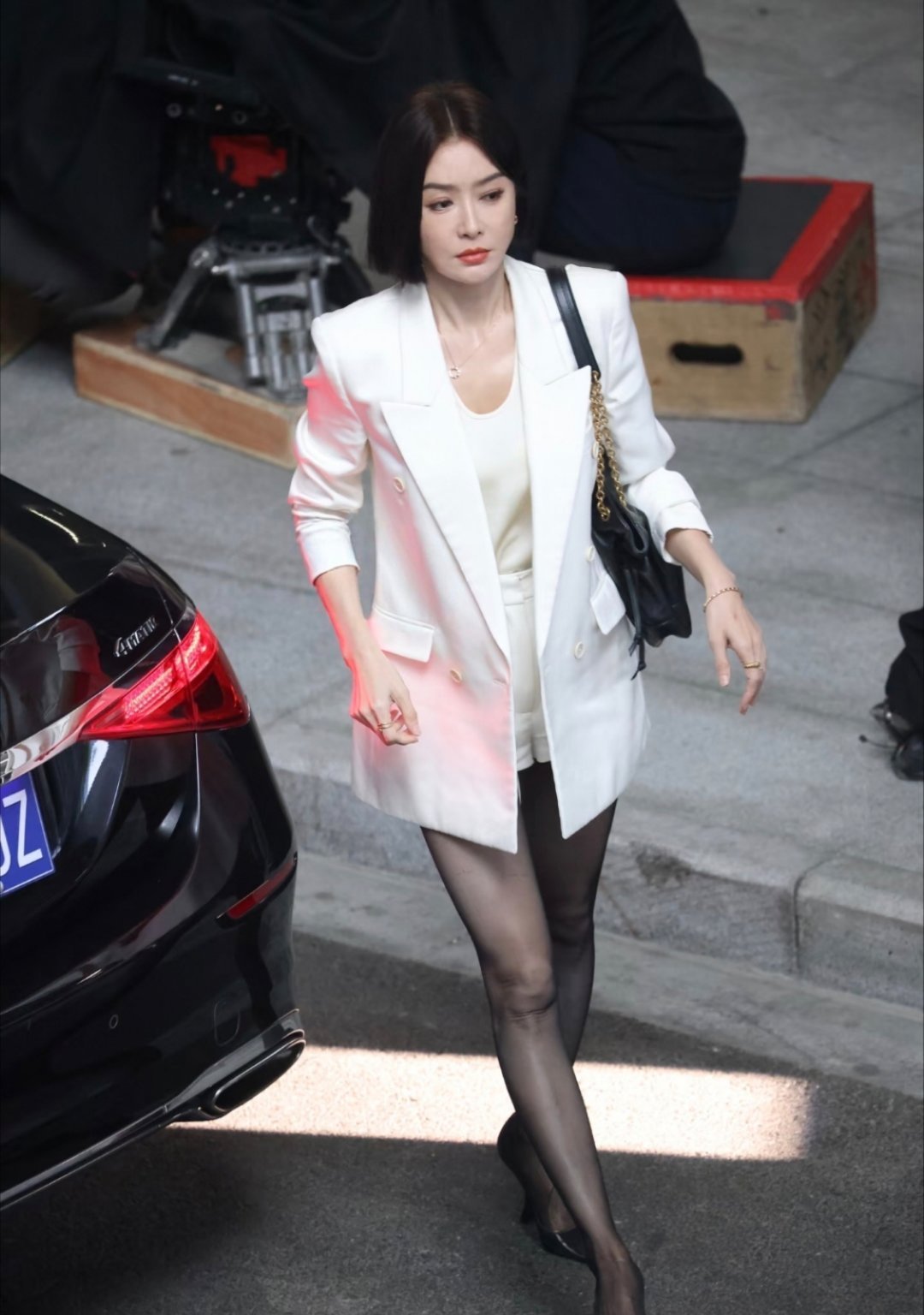 秦岚在江苏街头出现，她穿着黑丝袜，脚踩高跟鞋，好像职业女强人，又美又飒！她的外表