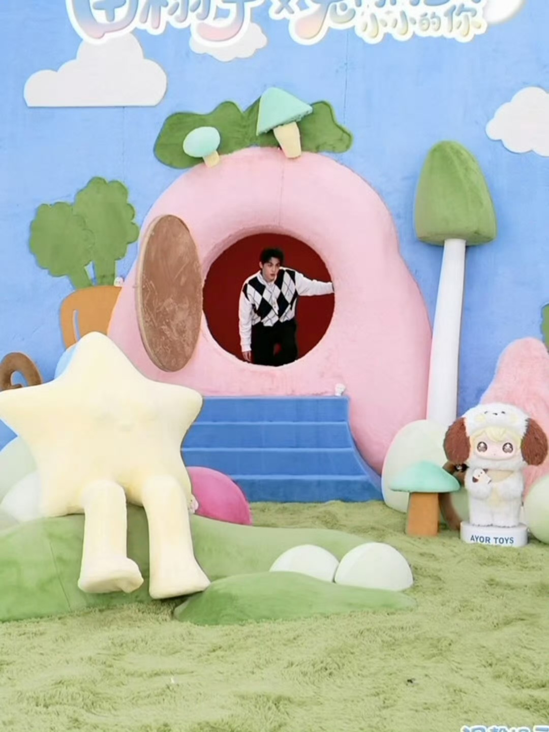 田栩宁今晚活动直播生图，格纹毛衣造型好清新，直播状态也太好了，好帅的一张脸！