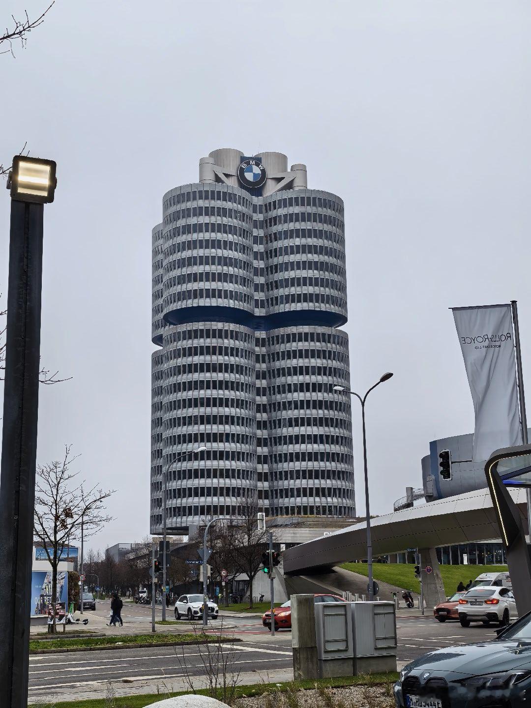 今天参观了德国的宝马世界和FIZ研发中心，喜欢车的朋友一定要来宝马世界这打卡全是