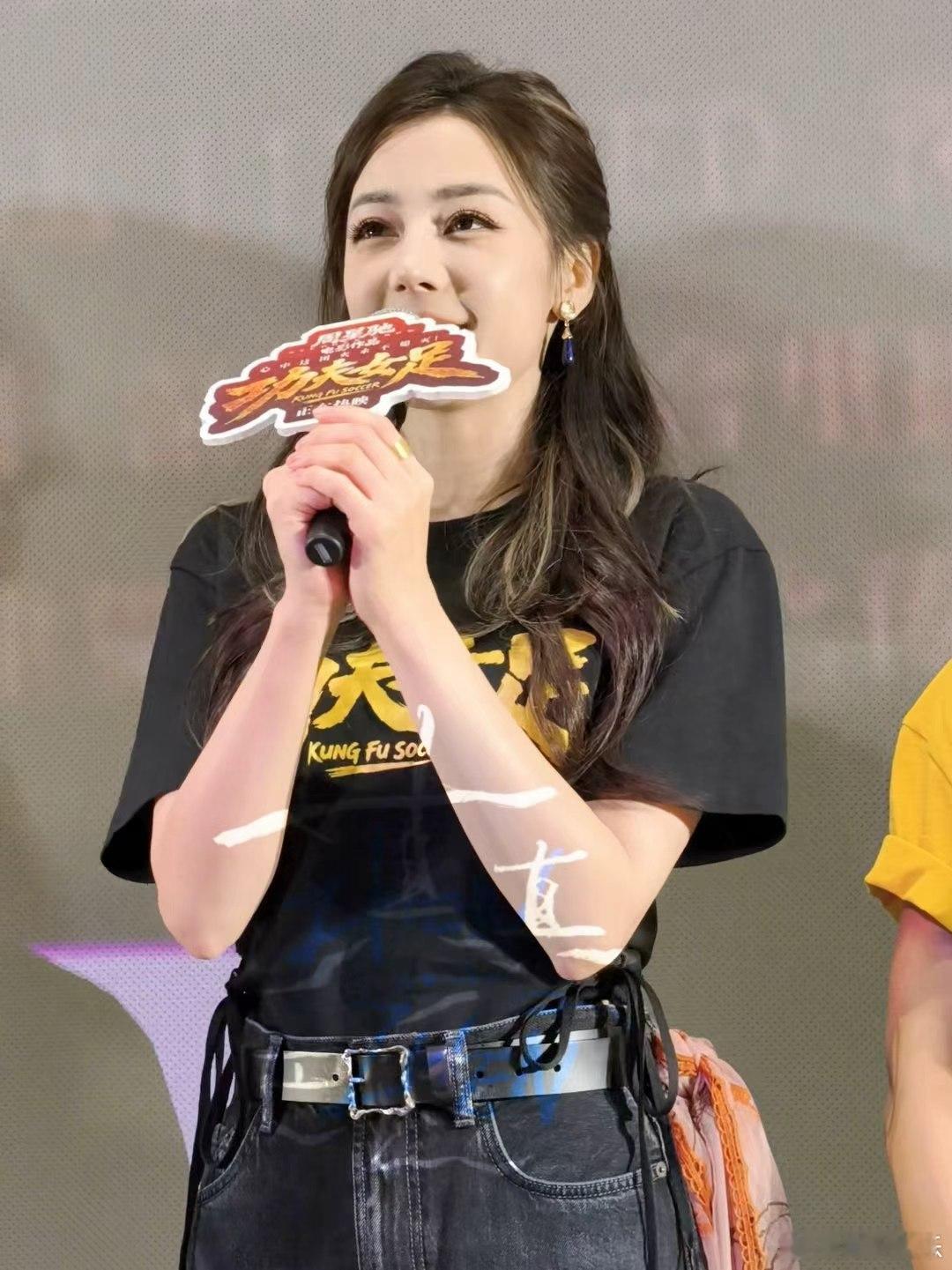 迪丽热巴半扎披肩发迪丽热巴杭州路演现场迪丽热巴杭州路演现场，迪丽热巴半扎披肩发，