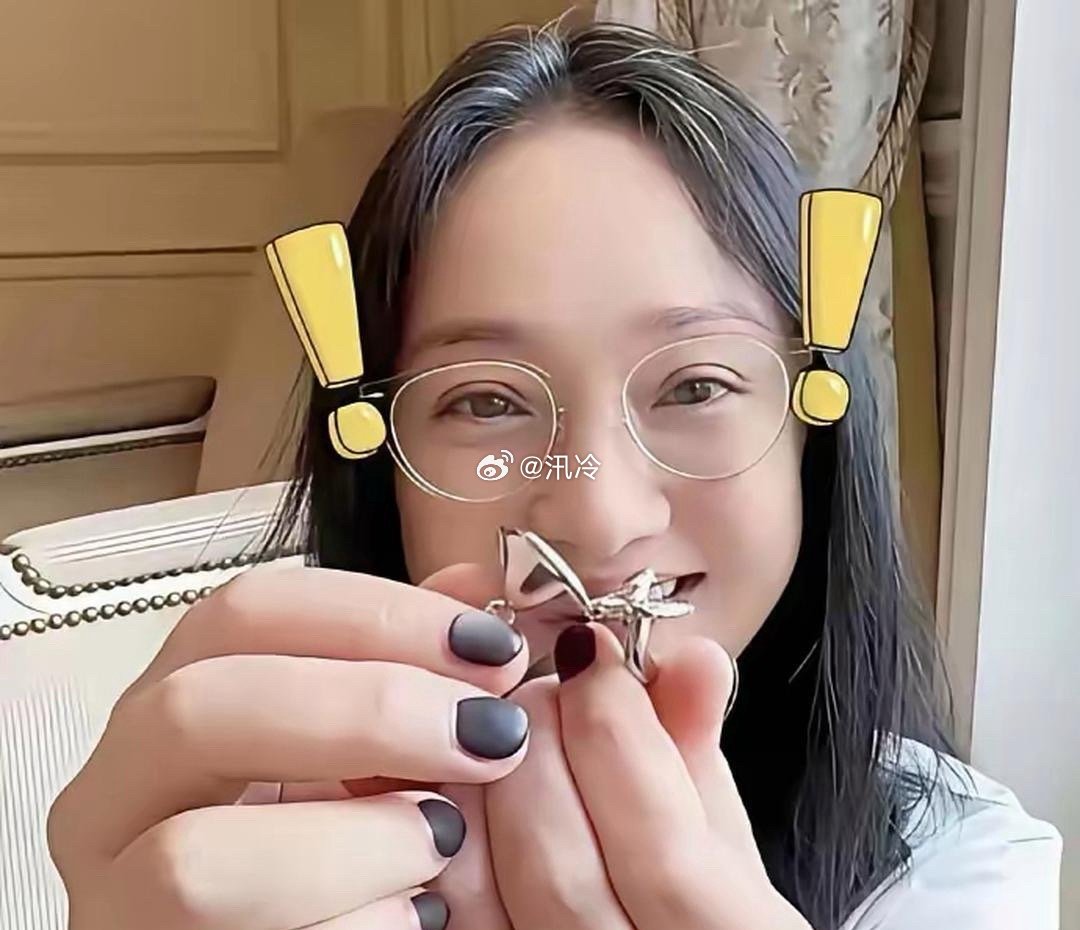 周迅51岁满头白发不遮掩 随性状态太有魅力了 