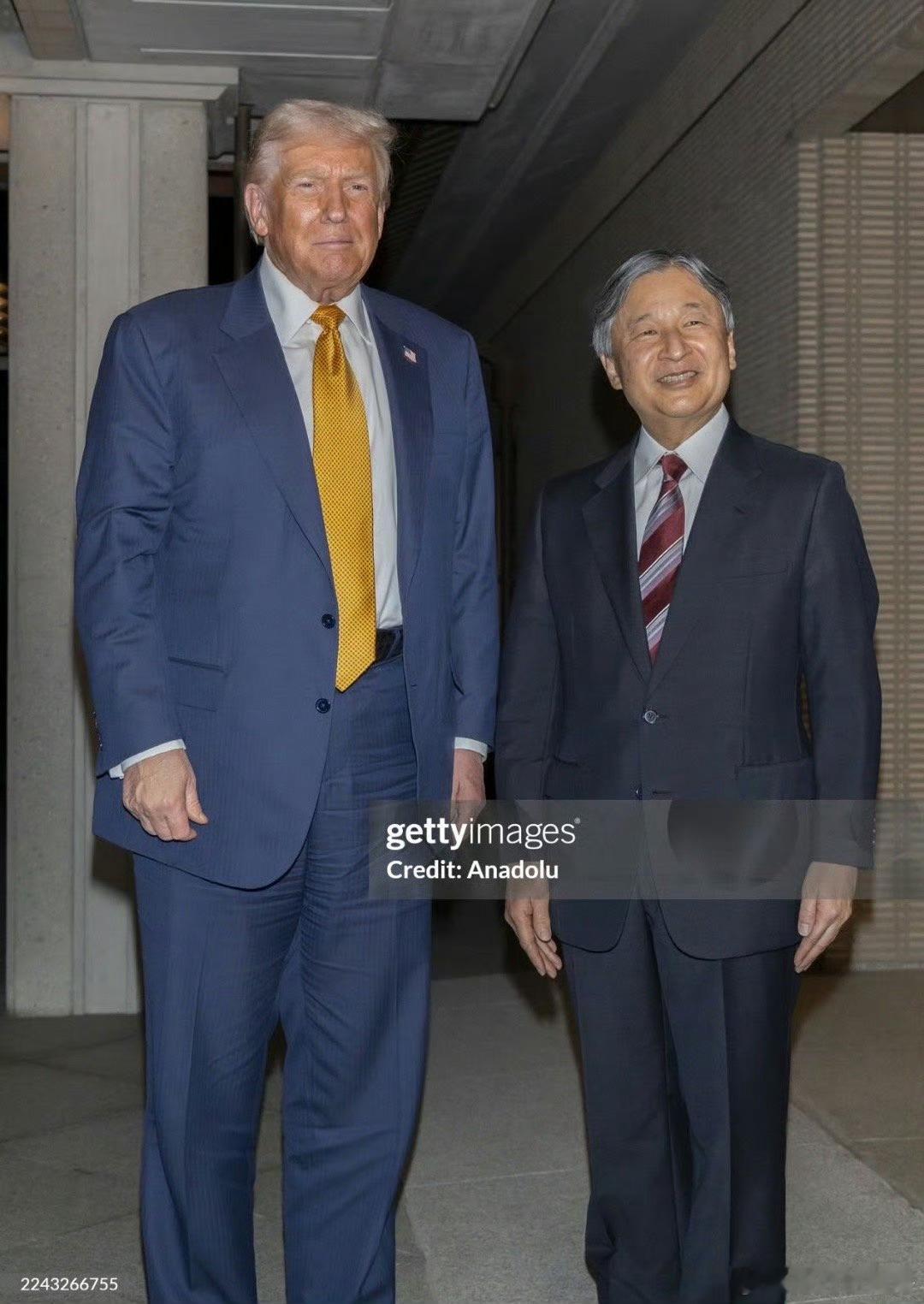 特朗普会见小鬼子的德仁，但～这凳子，有点难为特朗普了！日本天皇用英语说很高兴见到