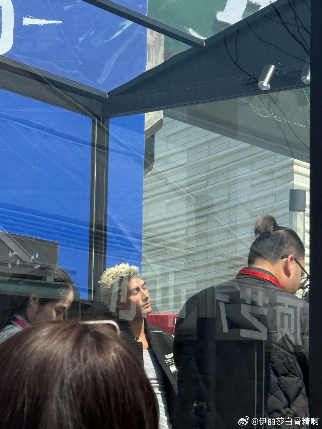 导演快给米卡递赛车手剧本米卡的赛车服造型真的让人眼前一亮，清冷锋利的气质搭配优越