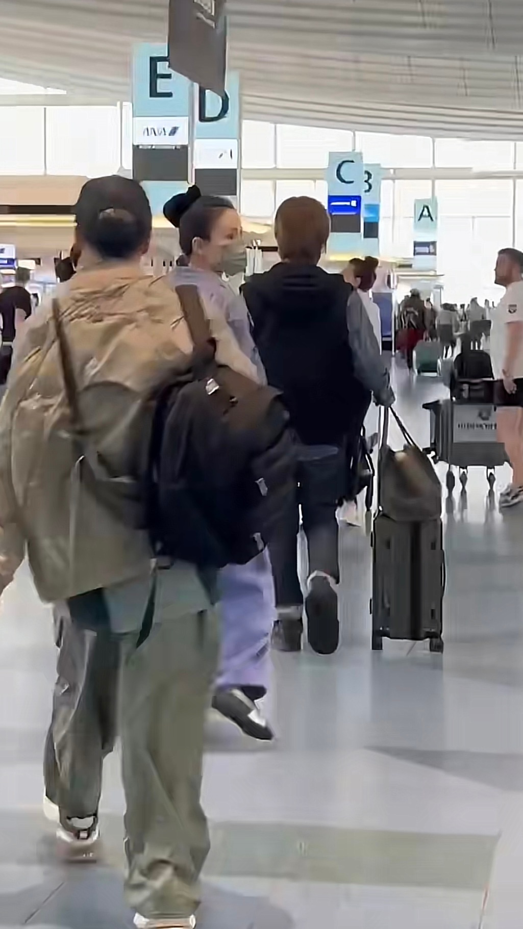 网友日本偶遇王菲谢霆锋李亚鹏曾说王菲很高冷强势，谢霆锋说王菲像小女孩一样单纯… 