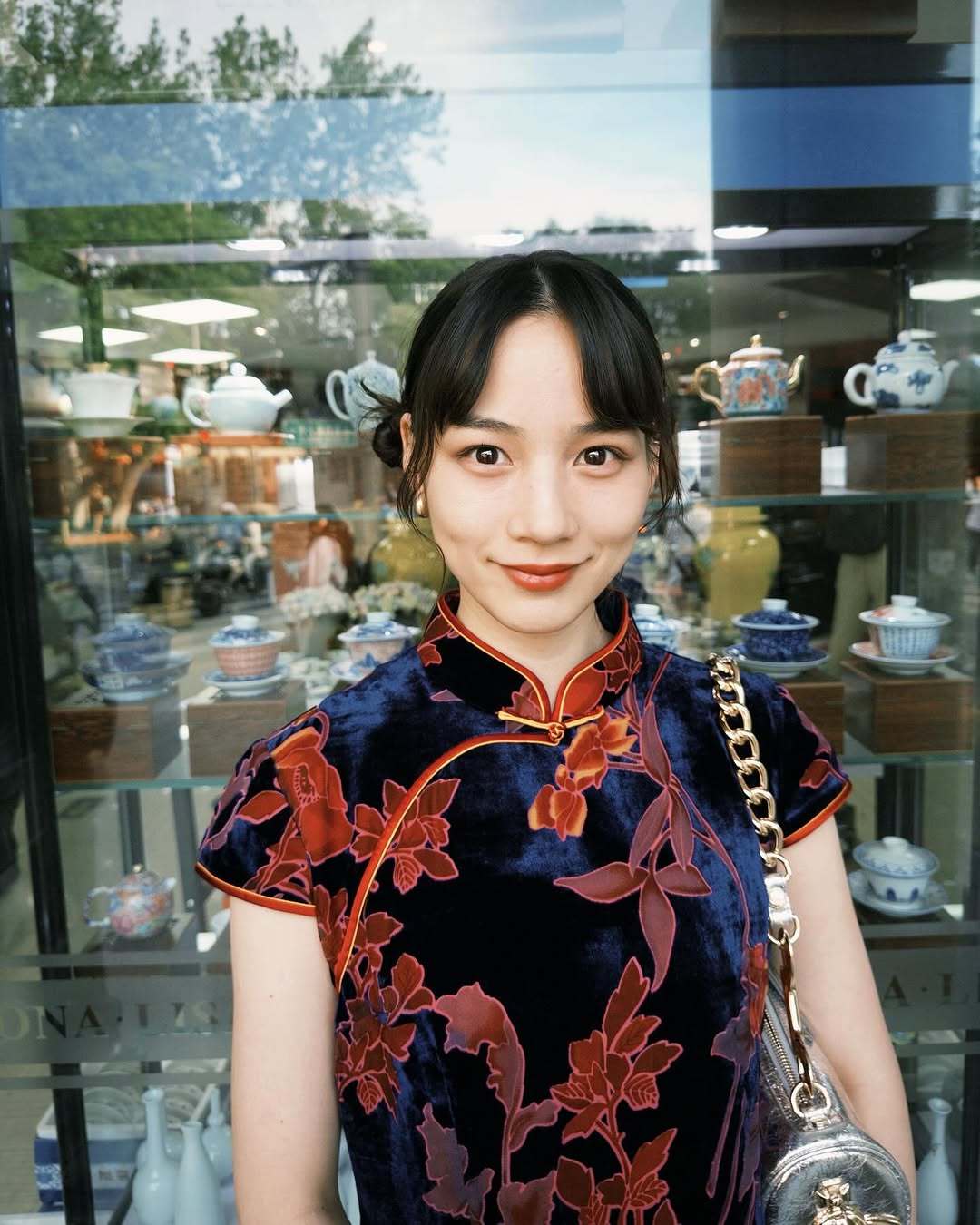 银幕闲话 能年玲奈在ins分享了她逛游北京时新买的旗袍与碗勺，不久前她现身北京草