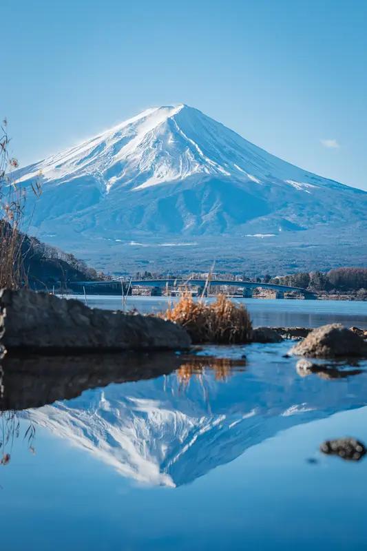 关于日本军国主义复燃的可能性，目前存在一些确实值得高度警惕的风险动向，但也同时面