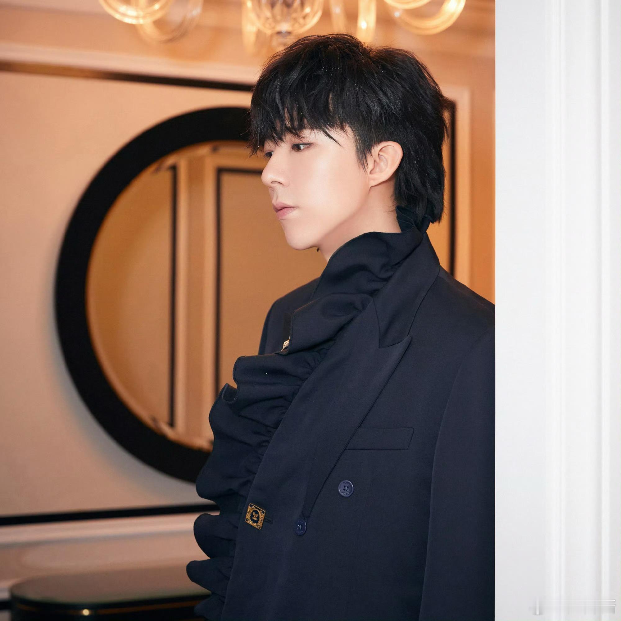 在南京偶遇了刘宇宁 狠狠被南京的春日惊喜戳中心巴！万汇城的惊艳画面、临江地铁站的