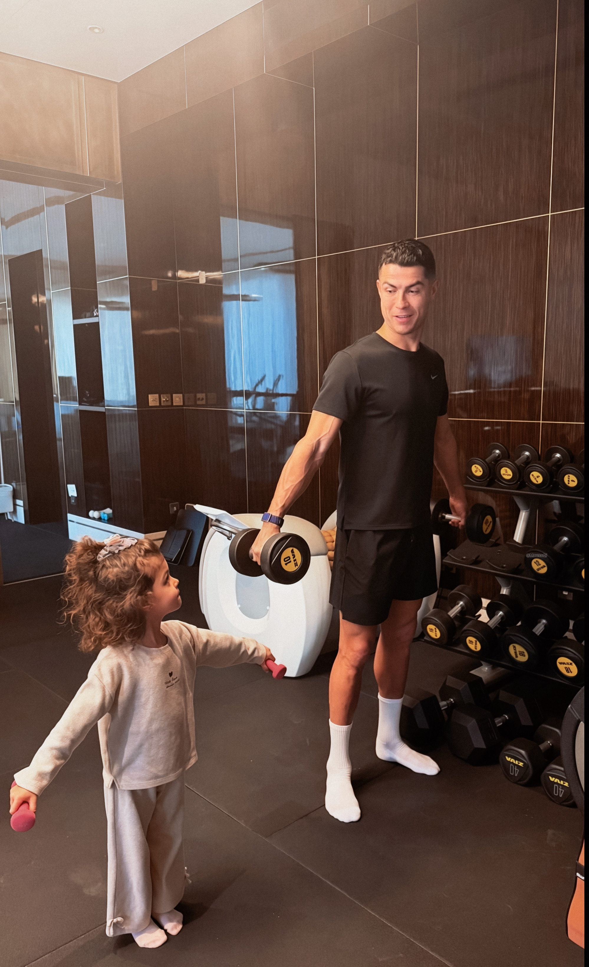 C罗C罗日常 🛑 贝拉公主的粉色限量小哑铃和爹地的10kg“重量级”哑铃🤣 