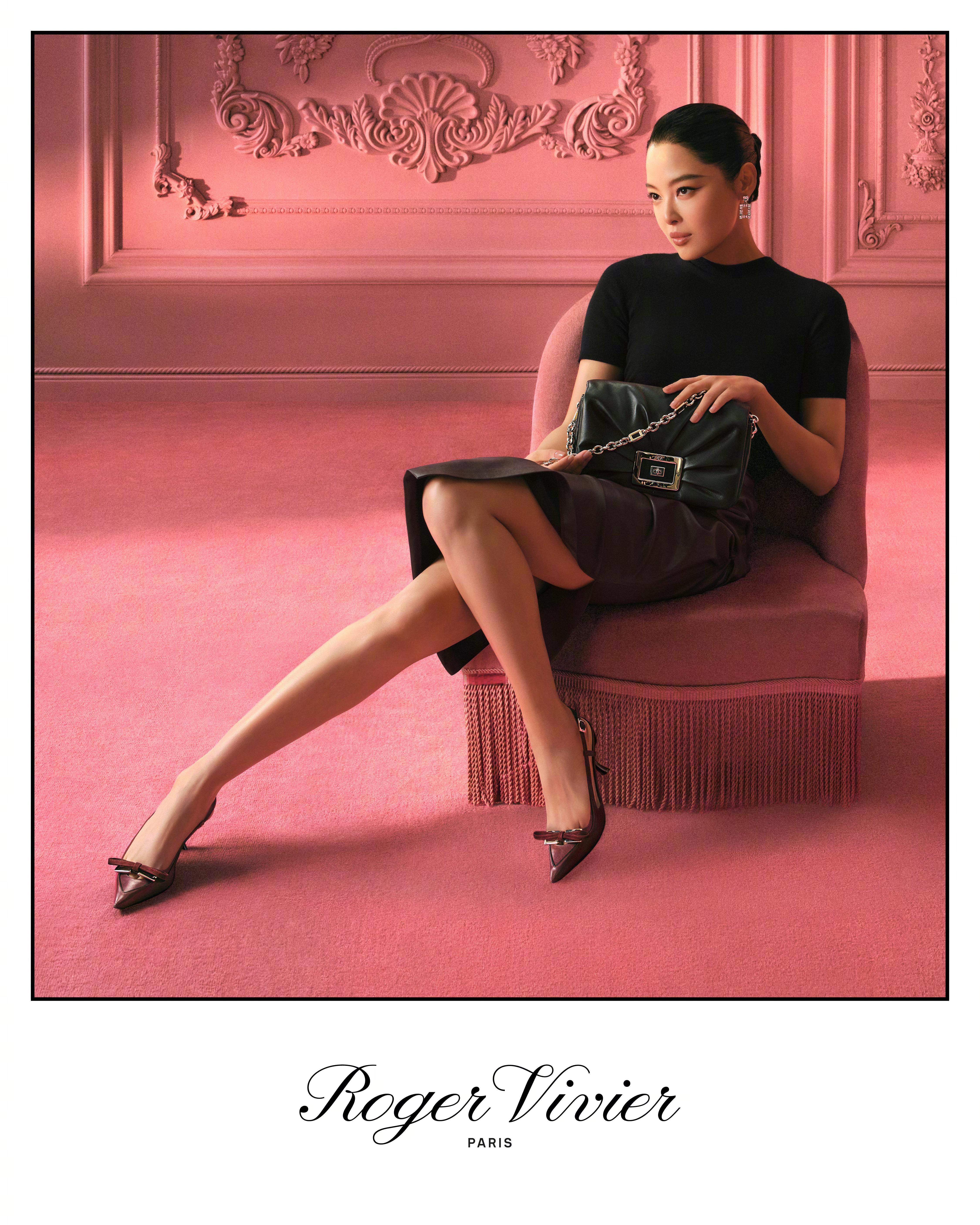 玫瑰之姿，优雅自显🌹辛芷蕾 × Roger Vivier 2025秋冬系列广告