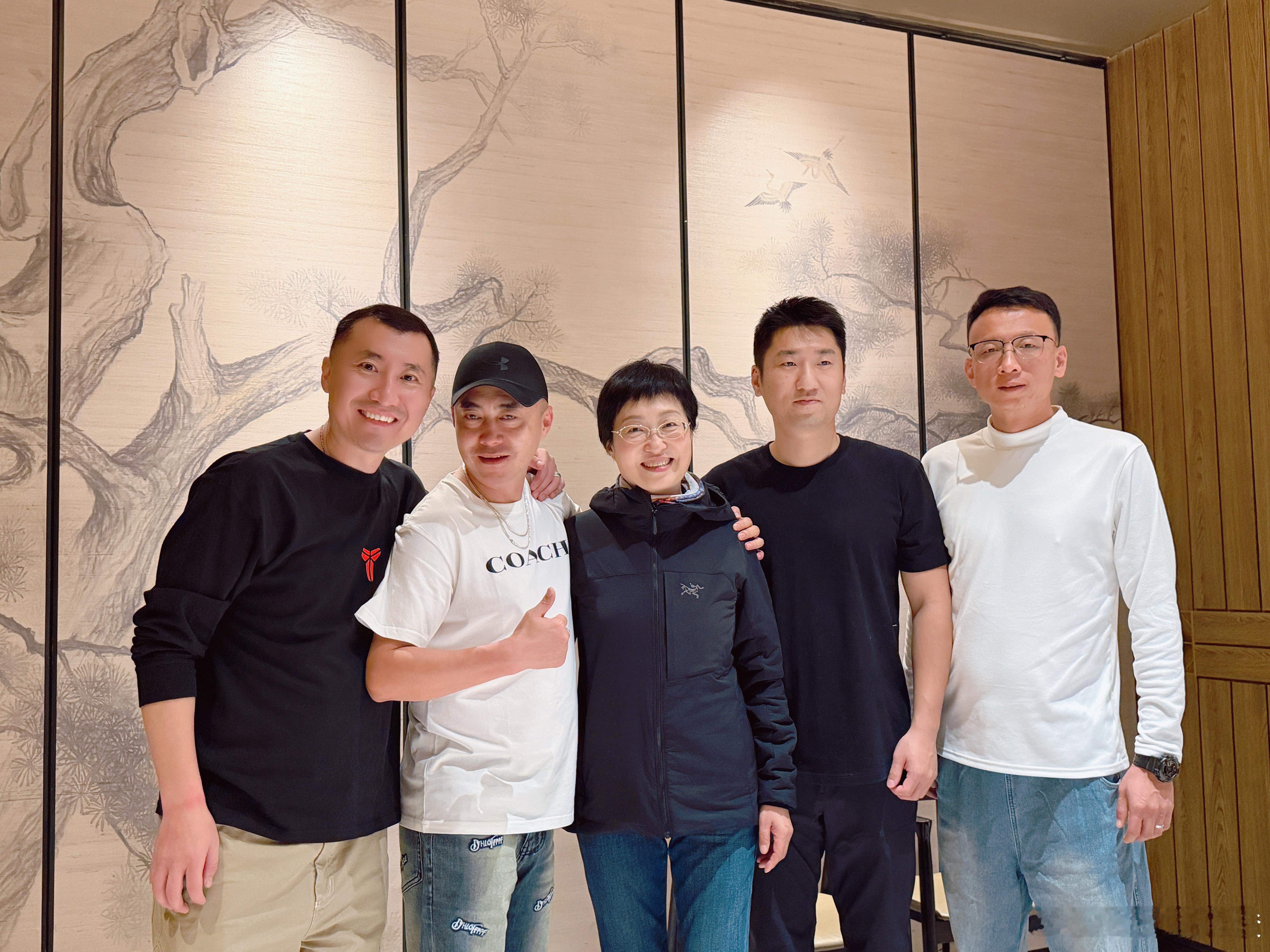 在秋日最后的回眸时刻，让心回归平静与从容，不管外界如何寒凉，我们心中始终有暖意流