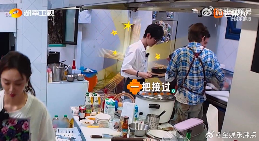 中餐厅禁止虐待四旬老人黄晓明 中餐厅中餐厅名场面 晓明哥在中餐厅忙得脚不沾地，楼