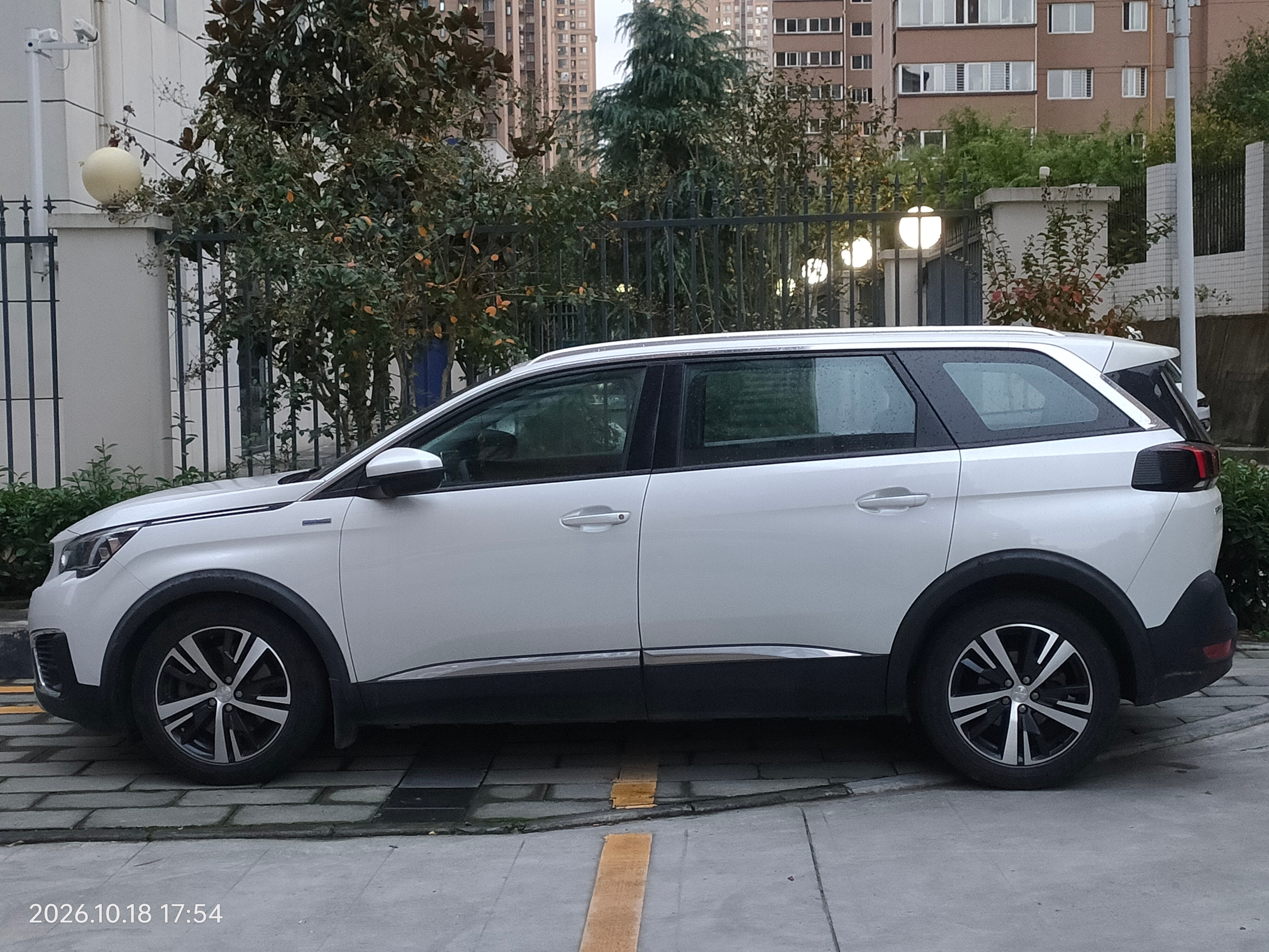 汽车[超话]汽车街拍我与汽车的日常东风标致5008 东风标致5008  ​​​