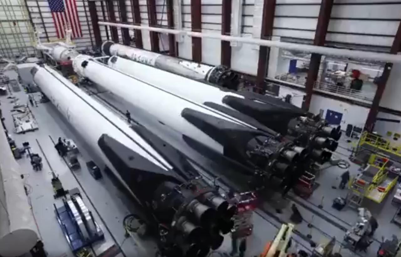 SpaceX 公司的“猎鹰重型”（Falcon Heavy）火箭是目前现役运载能