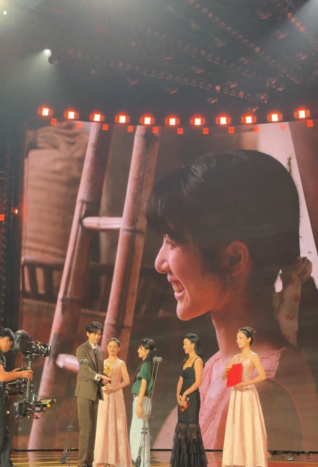 李思潼最受传媒关注女演员[赞][赞][赞]灵动地跃上舞台，洋溢着青春的活力，像个