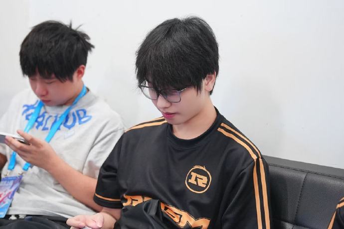 赛前已经不舒服了，还是坚持上场，我只知道航航真的很敬业航航心脏不适坚持完成比赛