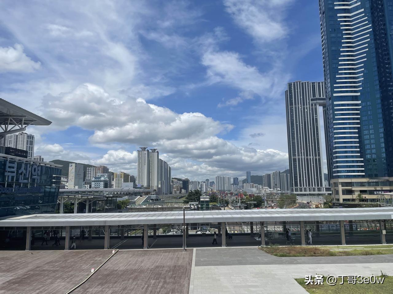 【昨日客流】
8月26日（周三）
武汉城市轨道交通线网客运量（含换乘）为381.
