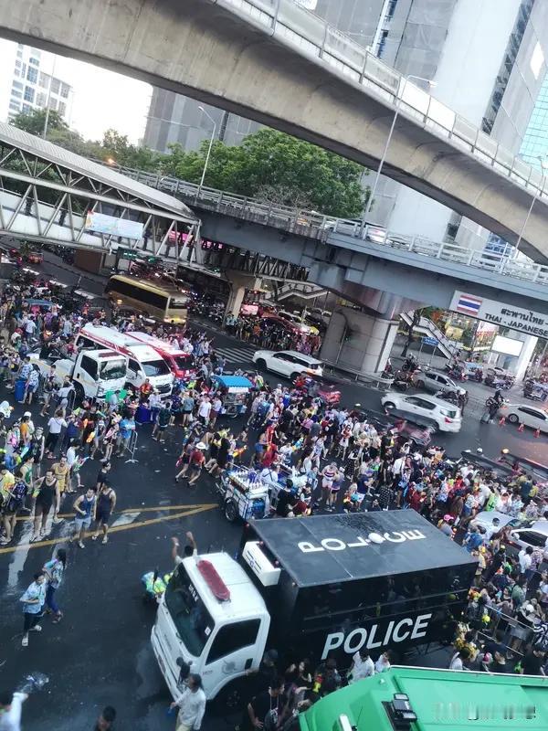 泰国曼谷火车与公交车相撞事故太惨烈了，5月16日这场事故导致8人死亡、25人受伤