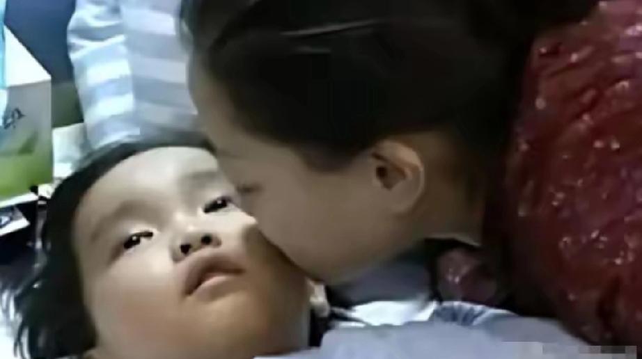 2014年，湖北周女士移植了自己7岁儿子的肾，最终重获新生，而她的儿子却离开了人