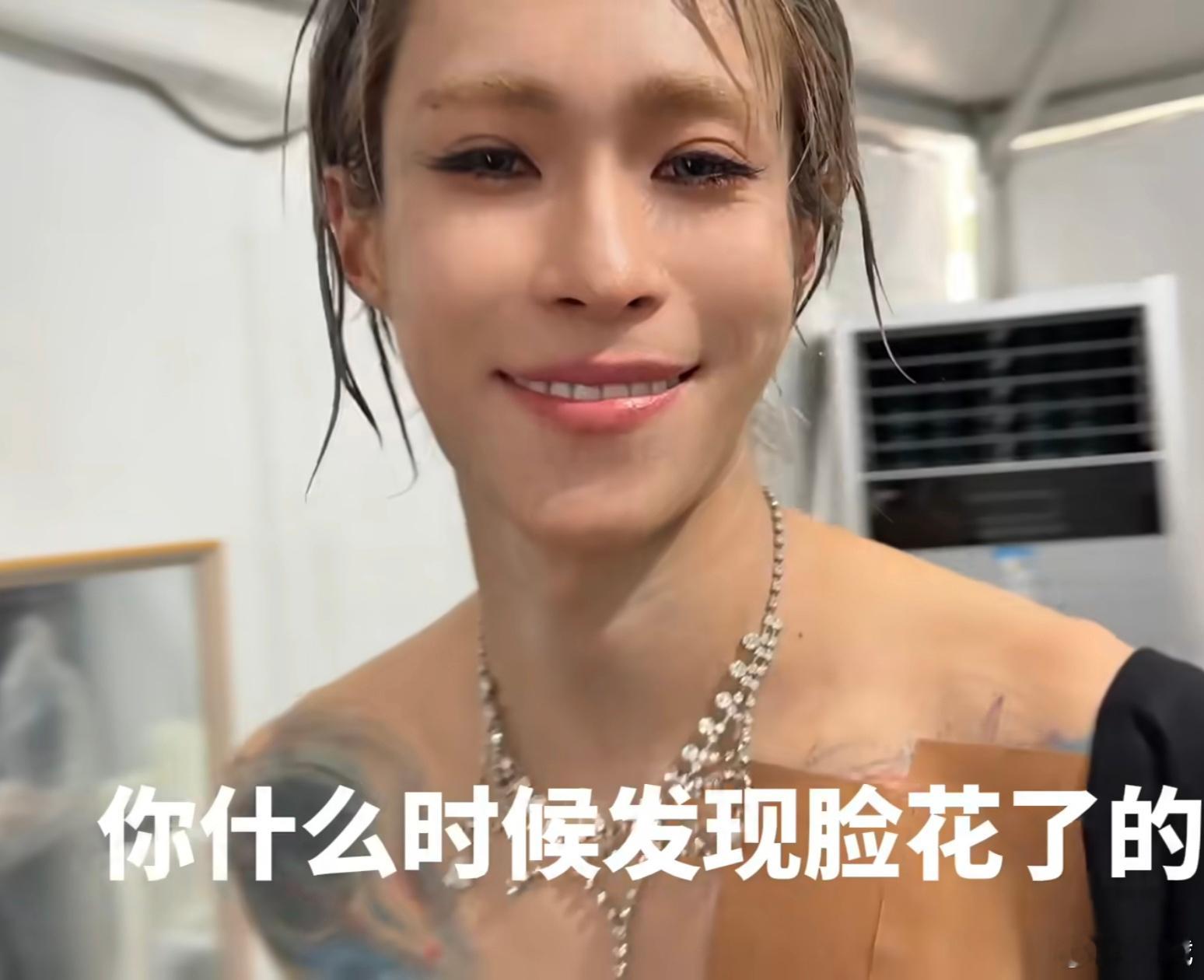 我绷不住了 你妈怎么老假笑 