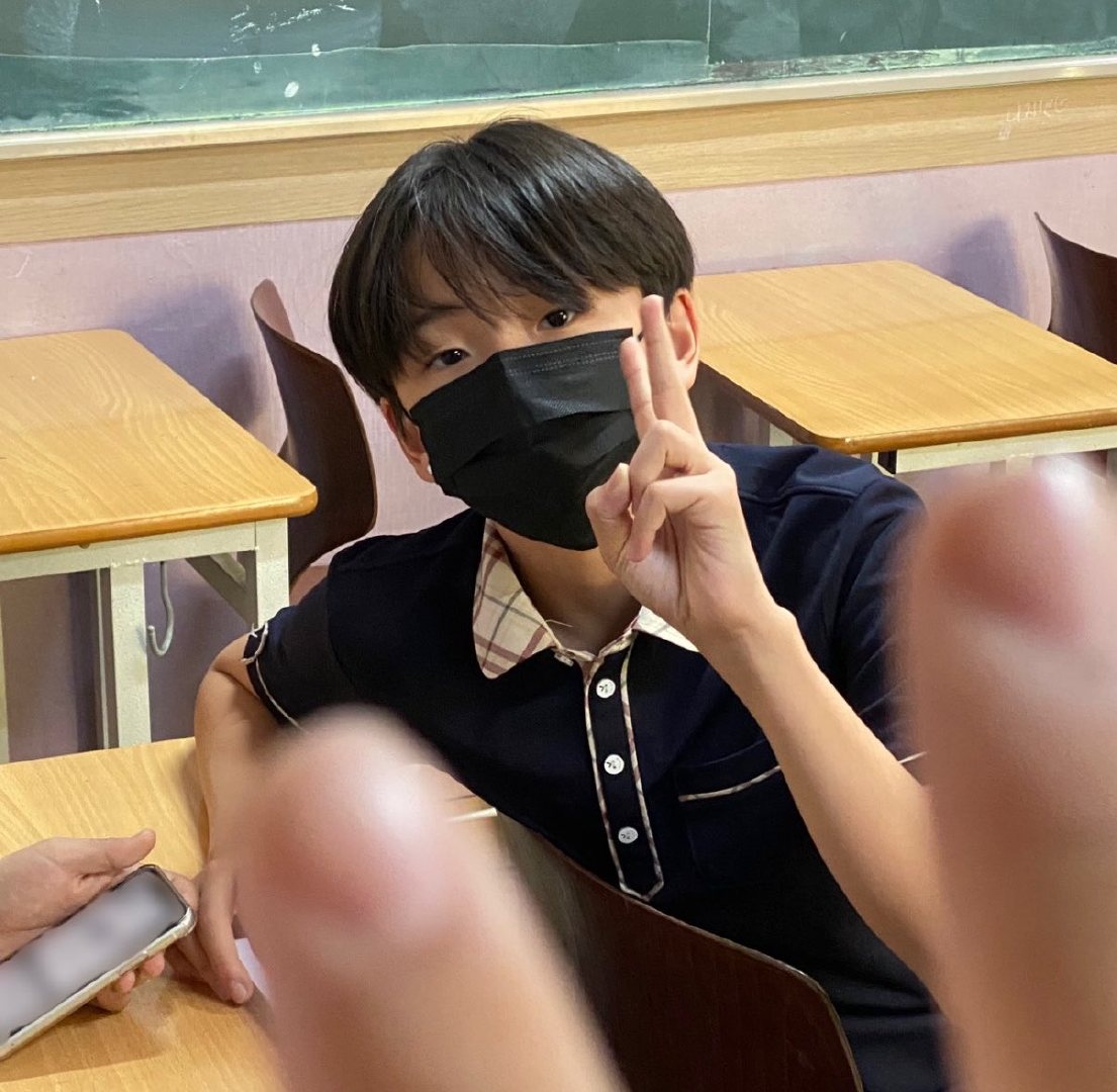 刚出生吧 