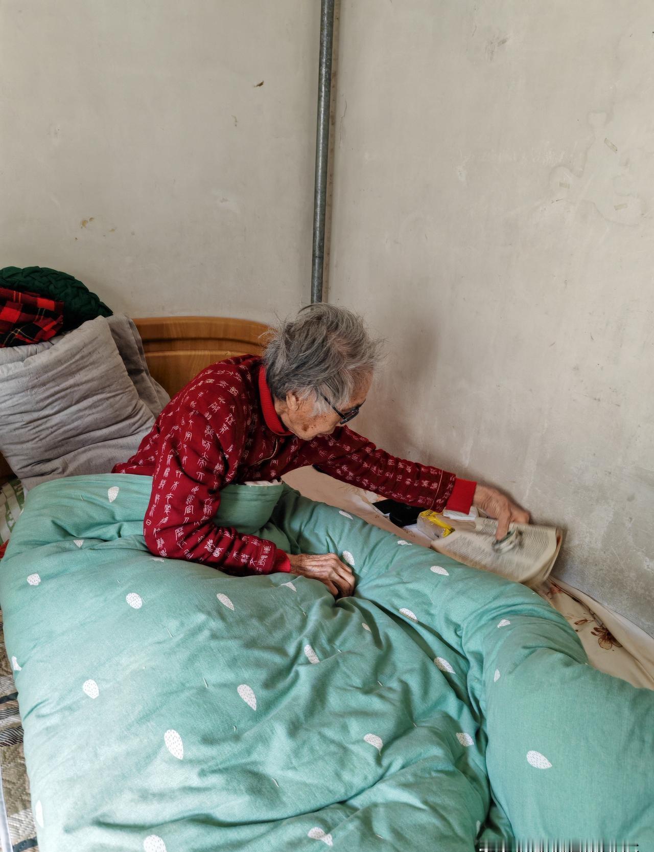 近年来，90岁以上的高龄老人中，有意愿独居的比例已高达65%，他们选择这样的生活