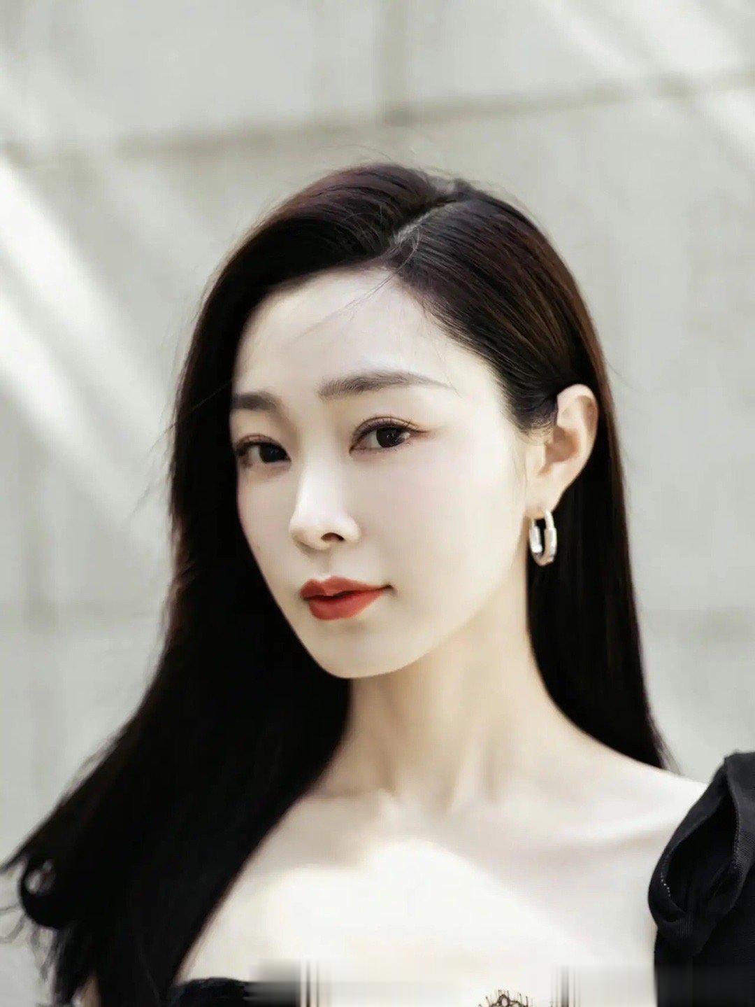 #宋轶手机壳是鸡哔你表情包#宋轶将自己的表情包用上啦！长风渡播出期间，网友们做了