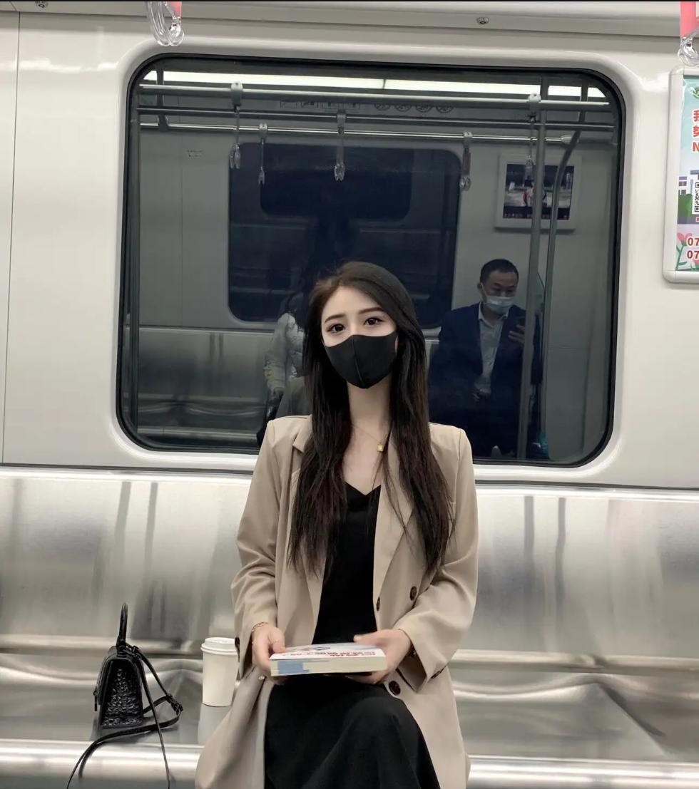 我连夜开车送奶茶接机，她骂我：‘不如别人男朋友！’”
冬夜11点，机场寒风刺骨。