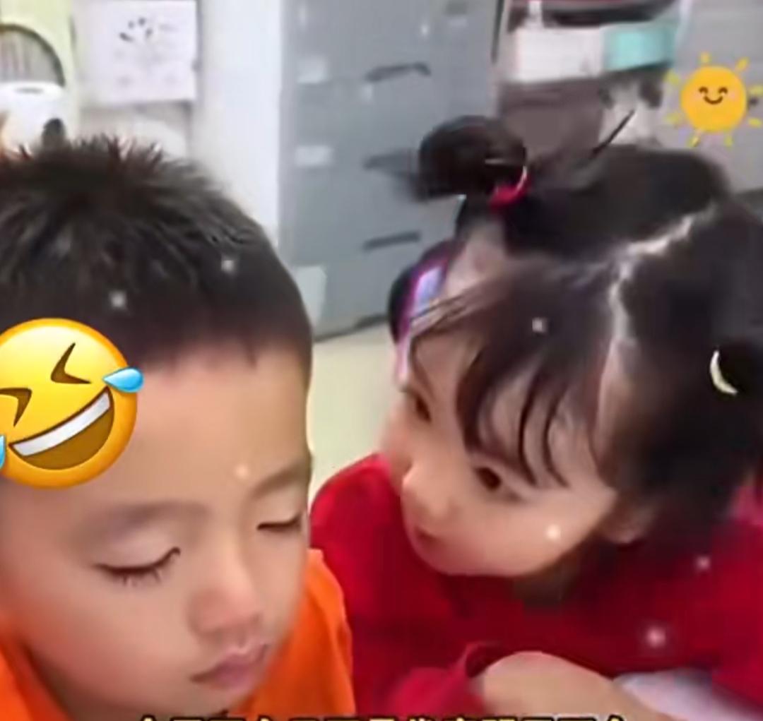 4岁妹妹辅导哥哥写作业，温柔开导惹人点赞
 
辅导孩子写作业，常常是不少家长头疼
