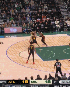 惊天隔扣！字母哥伤愈归来仍是怪兽！
在今天NBA常规赛雄鹿对阵公牛的第一节比赛中